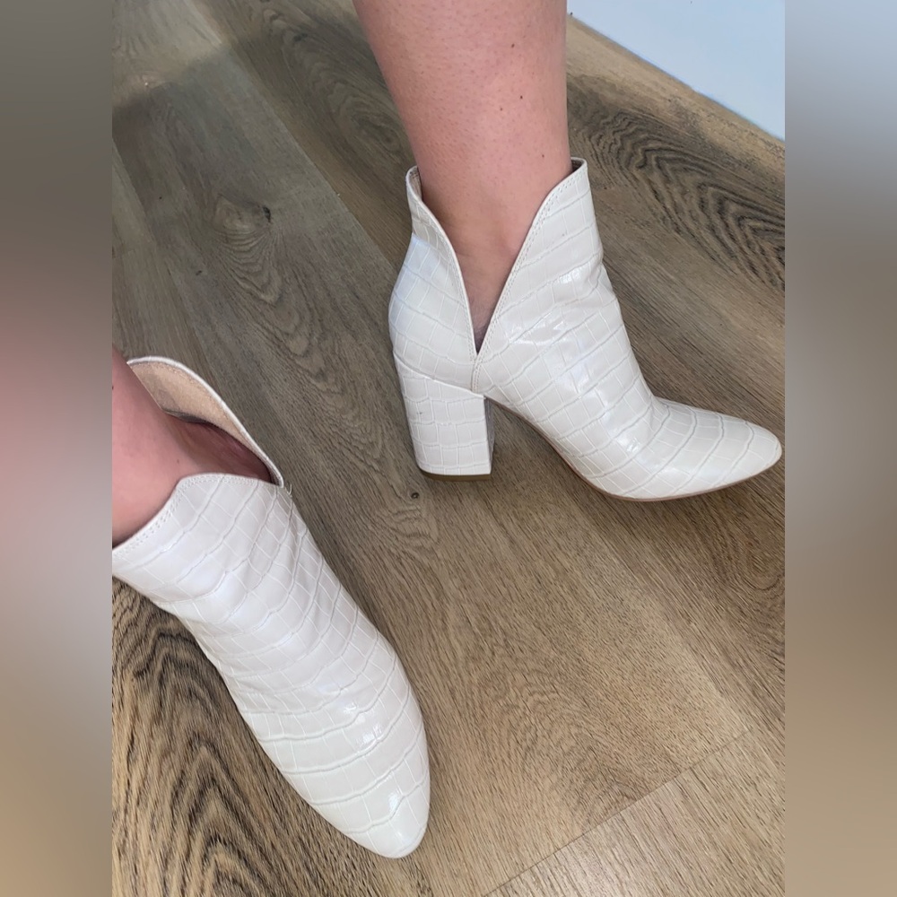 Steve Madden White Textured bootie/heels